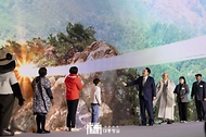 윤석열 대통령이 4일 대구 북구 엑스코에서 열린 제4회 국립공원의 날 및 팔공산 국립공원 승격 기념식에서 기념 퍼포먼스를 하고 있다. 