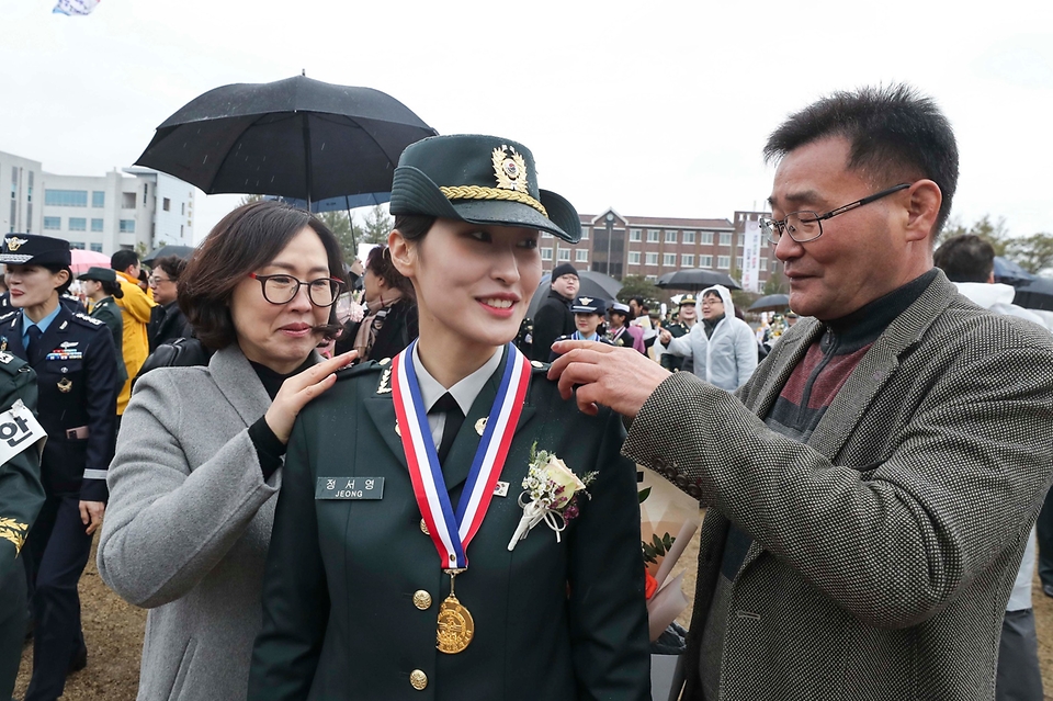 5일 대전 국군간호사관학교에서 열린 ‘제64기 사관생도들의 졸업식 및 임관식’에서 신임 소위에게 부모가 계급장을 달아주고 있다.