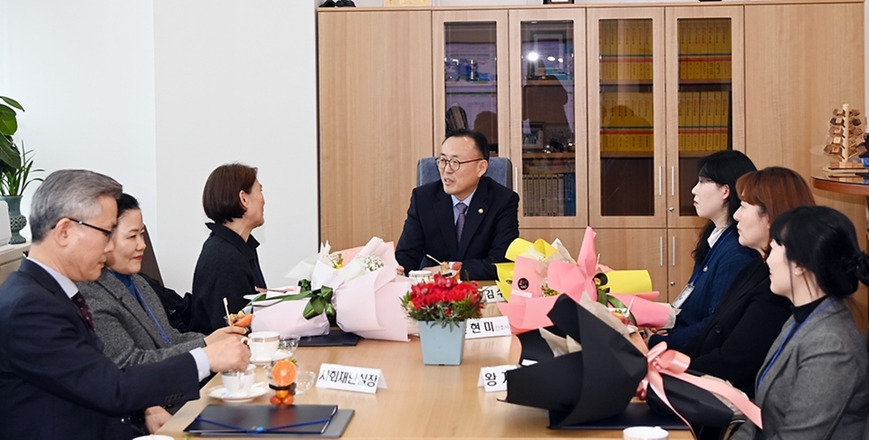 이한경 행정안전부 재난안전관리본부장이 5일 정부세종청사에서 경기 고양시·인천 부평구 화재대응 장관표창을 받은 간호사 및 요양보호사 5명의 수상자와 간담회를 하고 있다. 