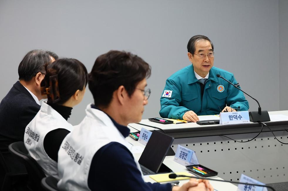 한덕수 국무총리가 정부의 업무개시명령에도 의료진들의 복귀가 미미해 ‘의료대란’이 우려되고 있는 5일 서울 중구에 위치한 수도권 긴급 대응 응급의료 상황실을 방문해 의사 집단행동 대비 현장점검을 하고 있다. 