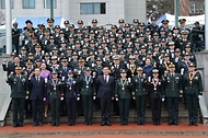 신원식 국방부 장관이 5일 대전 국군간호사관학교에서 열린 ‘제64기 사관생도들의 졸업식 및 임관식’에서 신임 소위 및 주요 참석자들과 기념 촬영을 하고 있다.