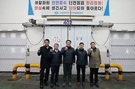 강도형 해양수산부 장관이 5일 충남 천안시 수협 천안물류센터를 방문해 관계자들과 기념 촬영을 하고 있다.