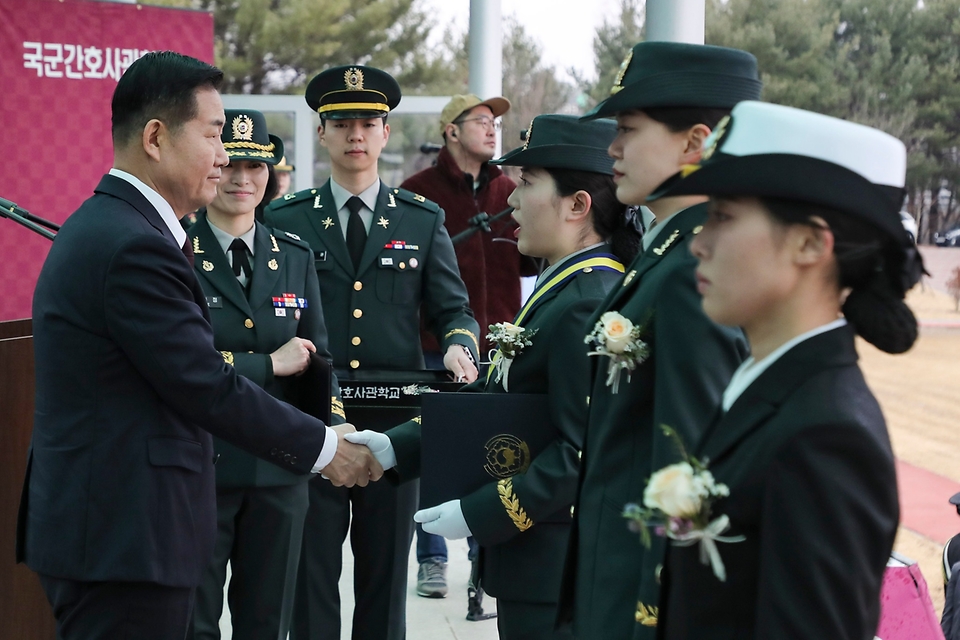 신원식 국방부 장관이 5일 대전 국군간호사관학교에서 열린 ‘제64기 사관생도들의 졸업식 및 임관식’에서 우수 생도들에게 상장을 수여하고 있다.