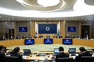 윤석열 대통령이 6일 세종특별자치시 정부세종청사에서 열린 ‘제11회 국무회의’를 주재하고 있다.