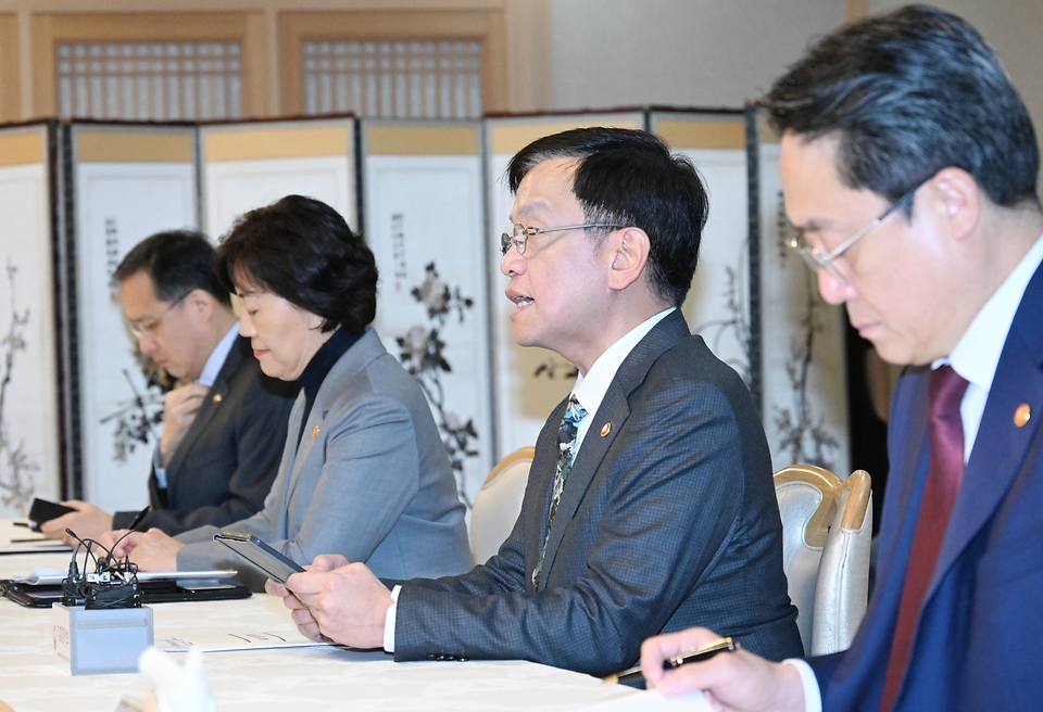 최상목 경제부총리 겸 기획재정부 장관이 6일 서울 종로구 정부서울청사에서 열린 ‘물가관계장관회의’에서 모두발언을 하고 있다.