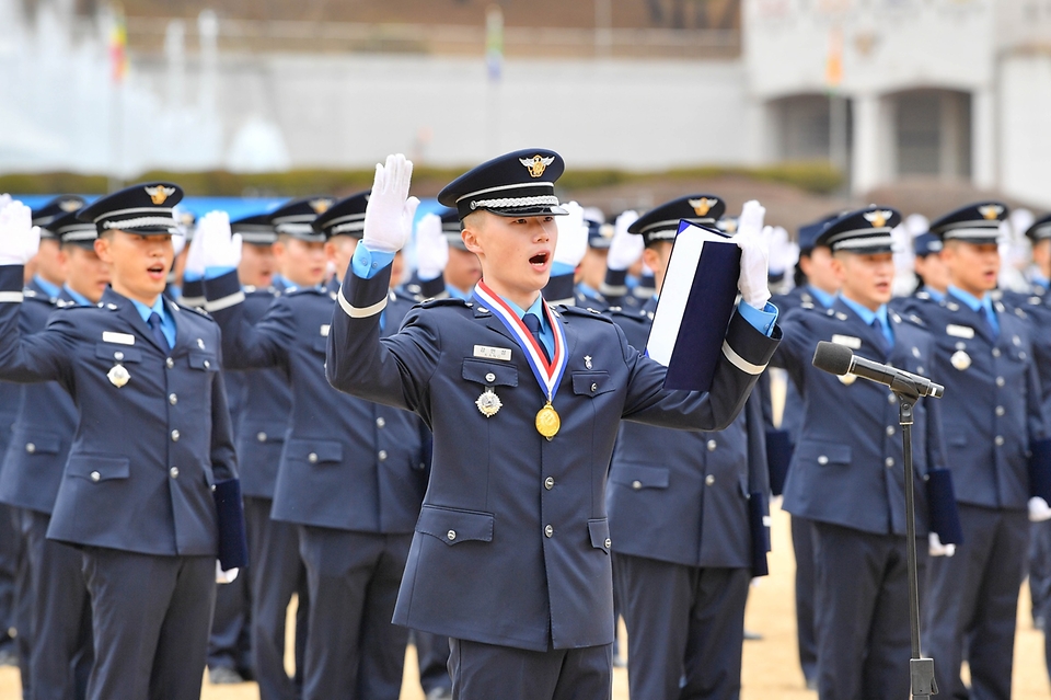 졸업생들이 6일 충북 청주시 공군사관학교 성무연병장에서 열린 제72기 공군사관생도 졸업 및 임관식에서 임관 선서를 하고 있다.