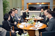 임상준 환경부 차관이 6일 서울 강남구 코엑스에서 열린 ‘EV 트렌드 코리아 2024 개막식’에 앞서 전기차 및 배터리 업계 관계자들과 함께 간담회를 하고 있다.