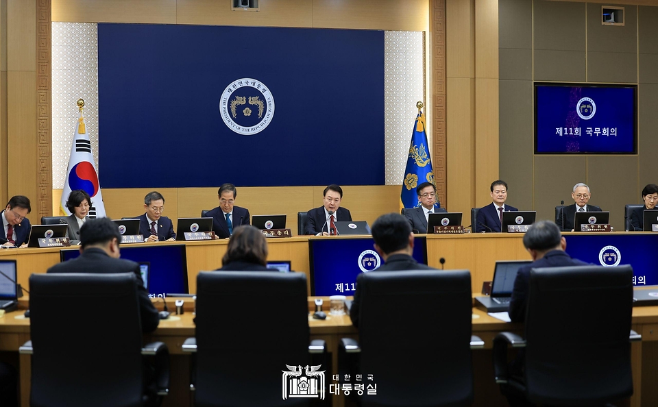 윤석열 대통령이 6일 세종특별자치시 정부세종청사에서 열린 ‘제11회 국무회의’를 주재하고 있다.