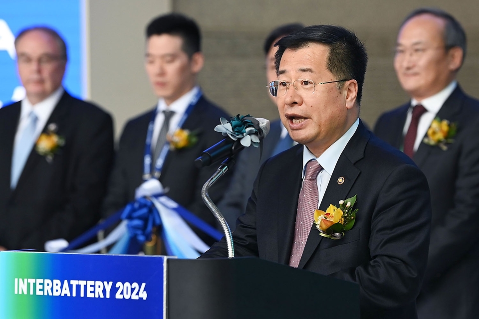 강경성 산업통상자원부 1차관이 6일 서울 강남구 코엑스에서 열린 ‘2024 인터배터리 개막식’에서 축사를 하고 있다.