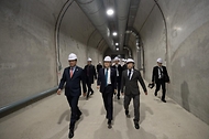 이종호 과학기술정보통신부 장관이 5일 대전광역시 유성구 한국원자력연구원을 방문해 지하처분연구시설을 참관하고 있다. 