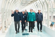 안덕근 산업통상자원부 장관이 7일 부산 기장군 고리원자력본부를 방문해 주요시설을 살펴보고 있다.