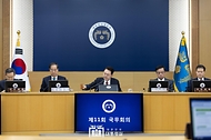 윤석열 대통령이 6일 세종특별자치시 정부세종청사에서 열린 ‘제11회 국무회의’에서 개회 선언을 하고 있다. 