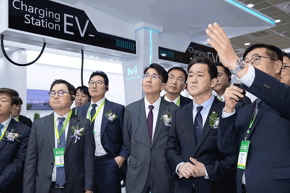 임상준 환경부 차관이 6일 서울 강남구 코엑스에서 열린 ‘EV 트렌드 코리아 2024 개막식’에 참석한 뒤 참여 기업 관계자들과 전시장을 둘러보고 있다. 