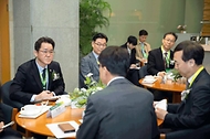 임상준 환경부 차관이 6일 서울 강남구 코엑스에서 열린 ‘EV 트렌드 코리아 2024 개막식’에 앞서 전기차 및 배터리 업계 관계자들과 함께 간담회를 하고 있다.