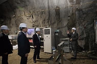 이종호 과학기술정보통신부 장관이 5일 대전광역시 유성구 한국원자력연구원을 방문해 지하처분연구시설을 참관하고 있다. 