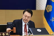 윤석열 대통령이 6일 세종특별자치시 정부세종청사에서 열린 ‘제11회 국무회의’에서 개회 선언을 하고 있다. 