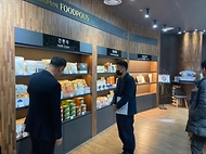 김민수 새만금개발청 개발사업국장이 8일 익산 한국국가식품산업클러스터를 방문해 국가식품클러스터(FOODPOLIS)를 시찰하고 있다.