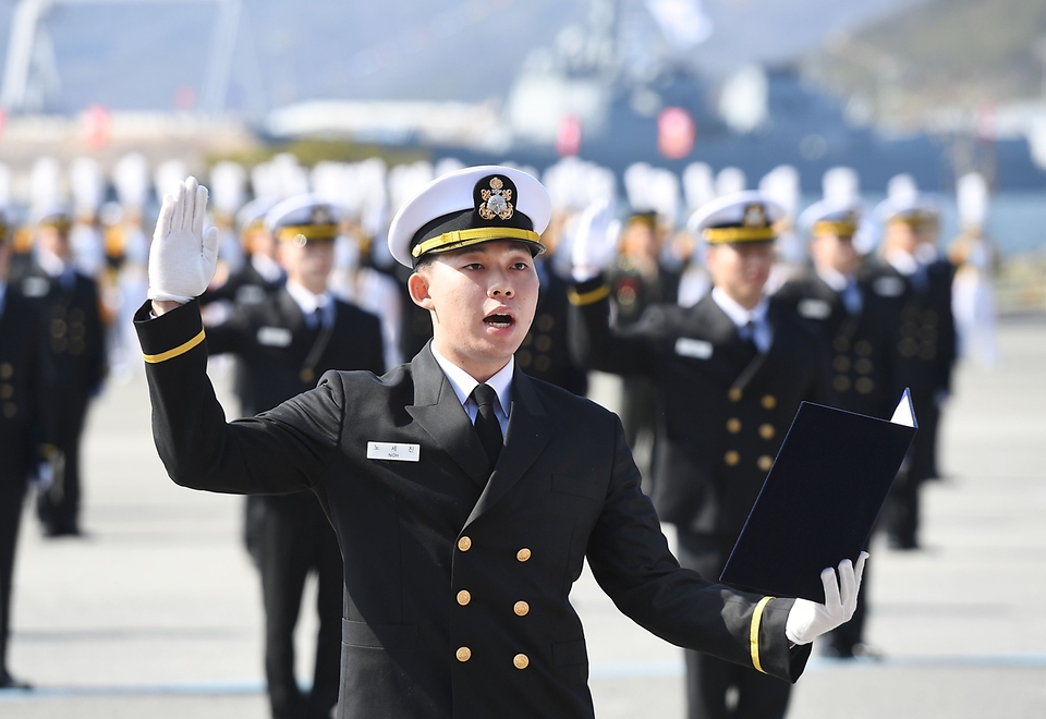 대표자 노세진 해군소위가 8일 경남 창원시 해군사관학교에서 ‘제78기 해군사관생도 졸업 및 임관식’에서 임관선서를 하고 있다.