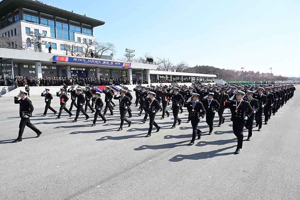 제78기 해군사관생도들이 8일 경남 창원시 해군사관학교에서 ‘제78기 해군사관생도 졸업 및 임관식’에서 분열하고 있다.