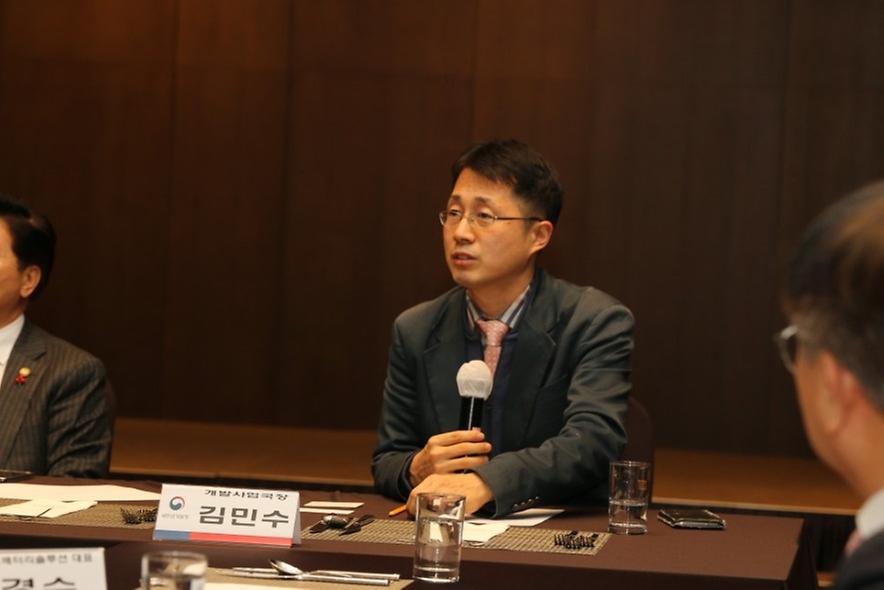 김민수 새만금개발청 개발사업국장이 8일 익산 한국국가식품산업클러스터를 방문해 새만금 글로벌 식품허브 조성을 위한 협력 방안을 논의하고 있다.