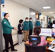 이한경 행정안전부 재난안전관리본부장이 9일 전공의 집단행동 대응과 관련해 경기도의료원 파주병원을 방문해 지역 의료체계를 점검하고 있다. 