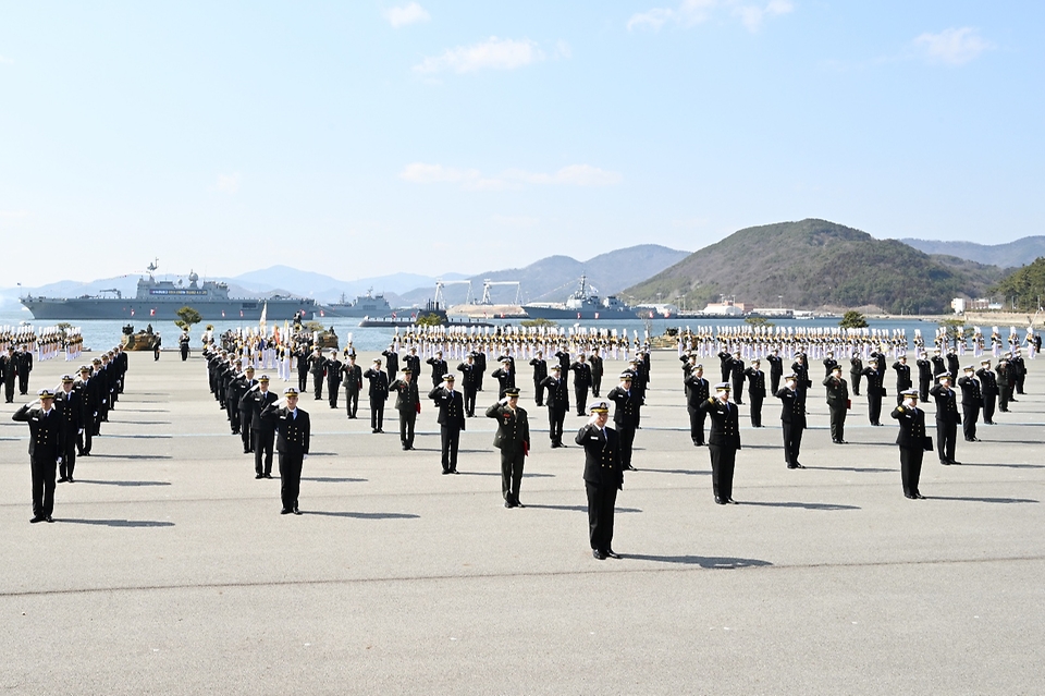 제78기 해군사관생도들이 8일 경남 창원시 해군사관학교에서 ‘제78기 해군사관생도 졸업 및 임관식’에서 경례하고 있다.
