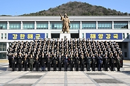 신원식 국방부 장관이 8일 경남 창원시 해군사관학교에서 ‘제78기 해군사관생도 졸업 및 임관식’에서 제78기 해군사관생도들과 기념 촬영을 하고 있다.
