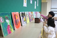 <p> 12일 오후 충북 진천군 상신초등학교에서 초등학교 1학년생이  늘봄학교 프로그램 ‘요리조리 창의미술시간’에 참여하고 있다. &nbsp;</p>