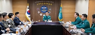 신원식 국방부 장관이 6일 충북 청주시 공군항공우주의료원을 방문해 근무자를 격려하고 있다.