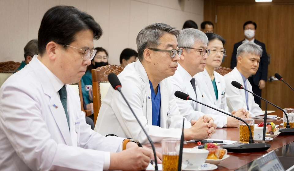 전북대학교병원 의료진들이 7일 전북 전주시 전북대학교병원에서 조규홍 보건복지부 장관에게 전공의 집단행동에 따른 비상진료체계 운영 현황을 보고하고 있다.