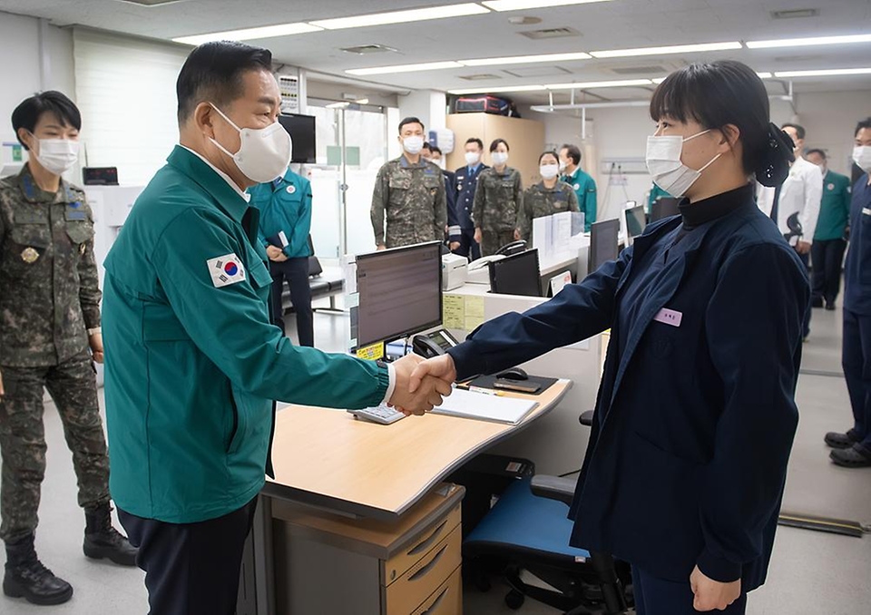 신원식 국방부 장관이 6일 충북 청주시 공군항공우주의료원을 방문해 근무자를 격려하고 있다.