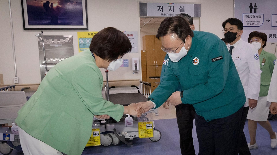 조규홍 보건복지부 장관이 7일 전북 전주시 전북대학교병원을 방문해 의료진들을 격려하고 있다.