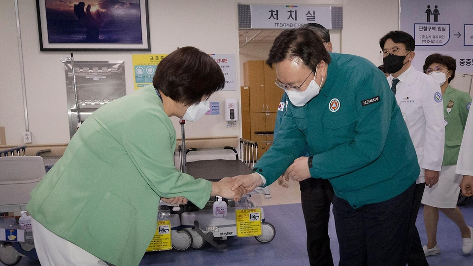 조규홍 보건복지부 장관이 7일 전북 전주시 전북대학교병원을 방문해 의료진들을 격려하고 있다.