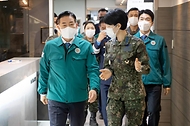 신원식 국방부 장관이 6일 충북 청주시 공군항공우주의료원을 방문해 현장을 둘러보고 있다. 