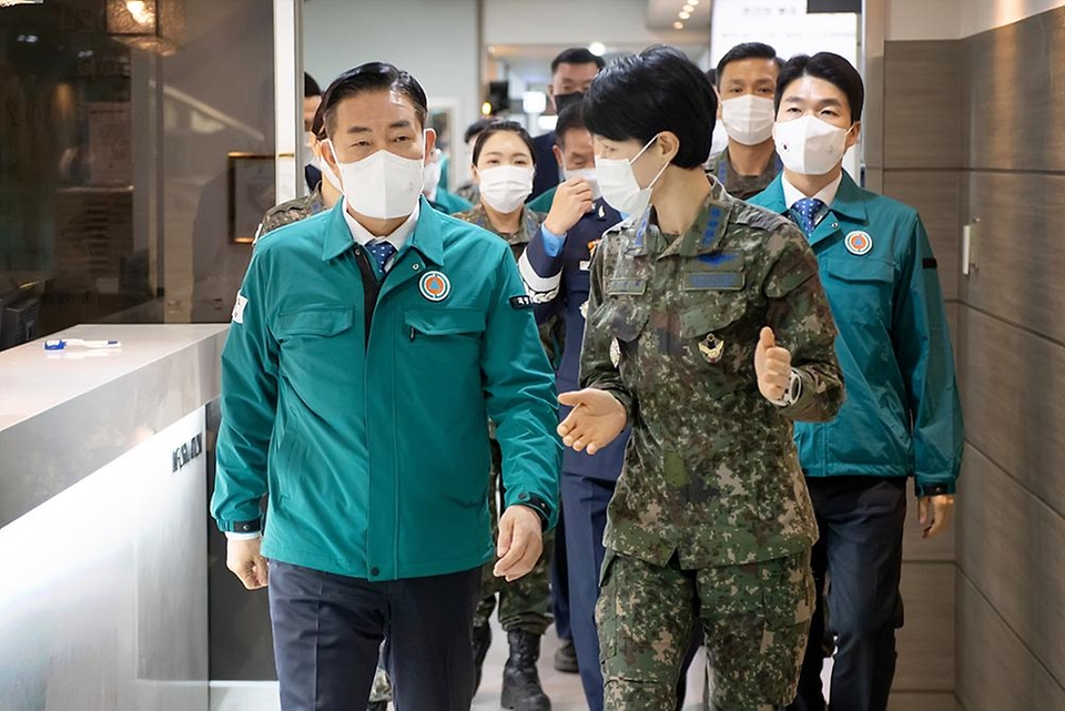 신원식 국방부 장관이 6일 충북 청주시 공군항공우주의료원을 방문해 현장을 둘러보고 있다. 