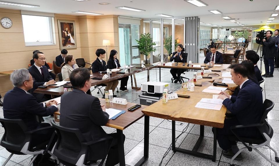 이주호 사회부총리 겸 교육부 장관이 11일 경기도 파주시 한민고등학교에서 열린 군인자녀의 교육여건 개선을 위한 교육부-국방부 업무협약식에서 발언하고 있다.