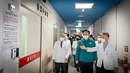 조규홍 보건복지부 장관이 7일 전북 전주시 전북대학교병원을 방문해 비상진료체계를 점검하고 있다. 