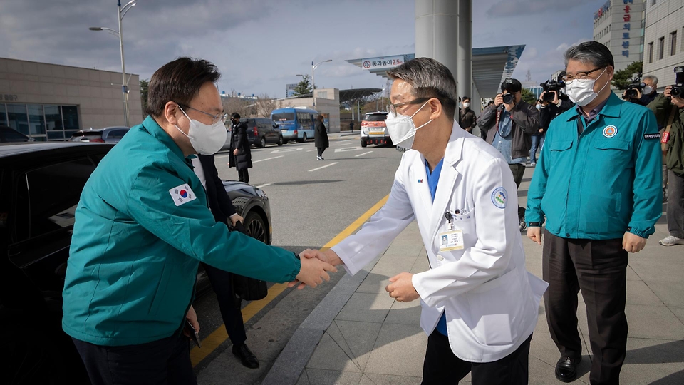 조규홍 보건복지부 장관이 7일 전북 전주시 전북대학교병원을 방문해 유희철 전북대병원장과 악수하고 있다. 