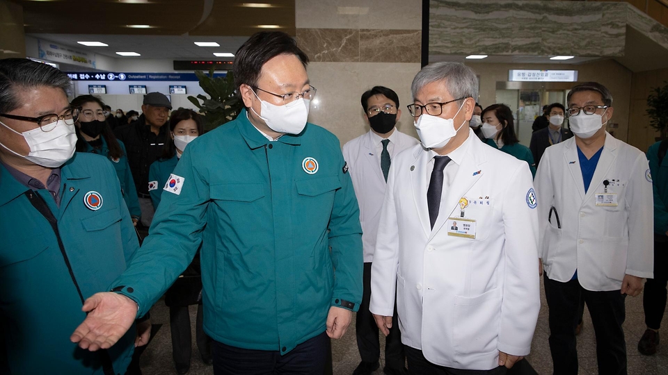 조규홍 보건복지부 장관이 7일 전북 전주시 전북대학교병원을 방문해 비상진료체계를 점검하고 있다. 