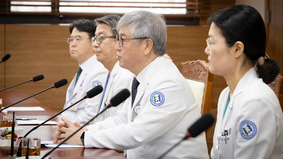 전북대학교병원 의료진들이 7일 전북 전주시 전북대학교병원에서 조규홍 보건복지부 장관에게 전공의 집단행동에 따른 비상진료체계 운영 현황을 보고하고 있다.