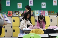 <p> 12일 오후 충북 진천군 상신초등학교에서 초등학교 1학년생이  늘봄학교 프로그램 ‘요리조리 창의미술시간’에 참여하고 있다. &nbsp;</p>