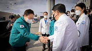 조규홍 보건복지부 장관이 7일 전북 전주시 전북대학교병원을 방문해 의료진들과 인사를 나누고 있다.