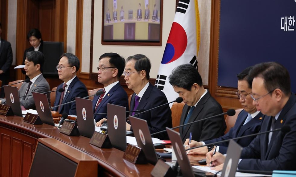 한덕수 국무총리가 12일 서울 종로구 정부서울청사에서 열린 ‘제12회 국무회의’에서 발언하고 있다. 