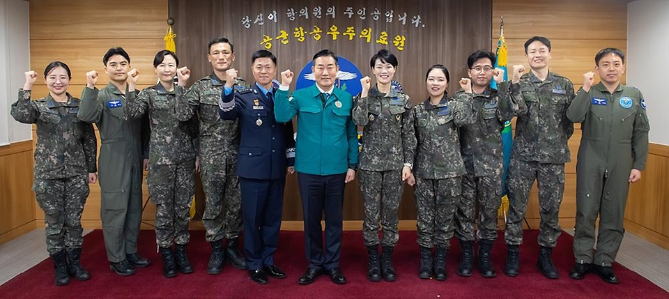 신원식 국방부 장관이 6일 충북 청주시 공군항공우주의료원을 방문해 관계자들과 기념 촬영을 하고 있다.