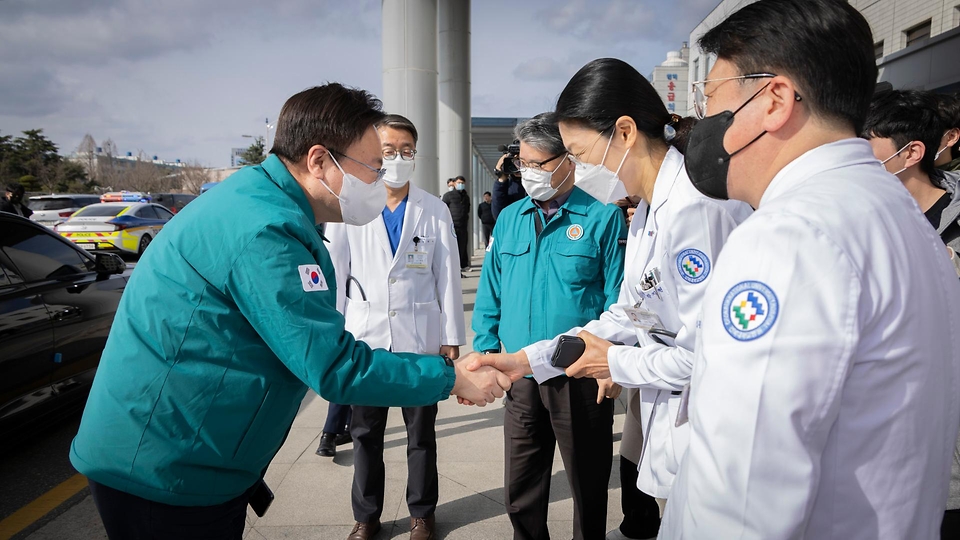 조규홍 보건복지부 장관이 7일 전북 전주시 전북대학교병원을 방문해 의료진들과 인사를 나누고 있다.