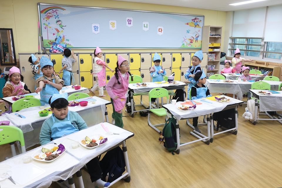 <p> 12일 오후 충북 진천군 상신초등학교에서 초등학교 1학년생이  늘봄학교 프로그램 ‘나는야 환경요리사’ 시간에 참여하고 있다.&nbsp;</p>