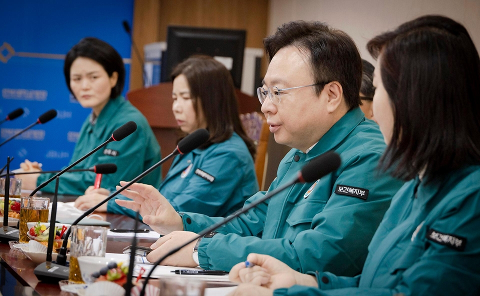 조규홍 보건복지부 장관이 7일 전북 전주시 전북대학교병원을 방문해 전공의 집단행동에 따른 비상진료체계 운영 현황을 보고받고 있다.