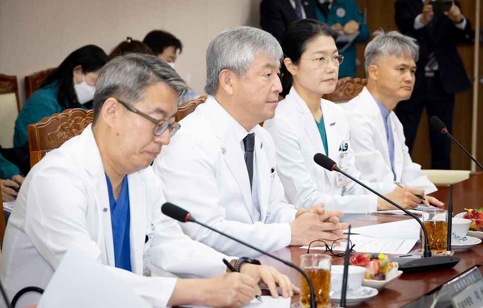 전북대학교병원 의료진들이 7일 전북 전주시 전북대학교병원에서 조규홍 보건복지부 장관에게 전공의 집단행동에 따른 비상진료체계 운영 현황을 보고하고 있다.