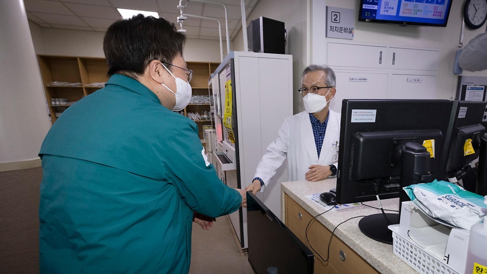 조규홍 보건복지부 장관이 7일 전북 전주시 전북대학교병원을 방문해 의료진들을 격려하고 있다.