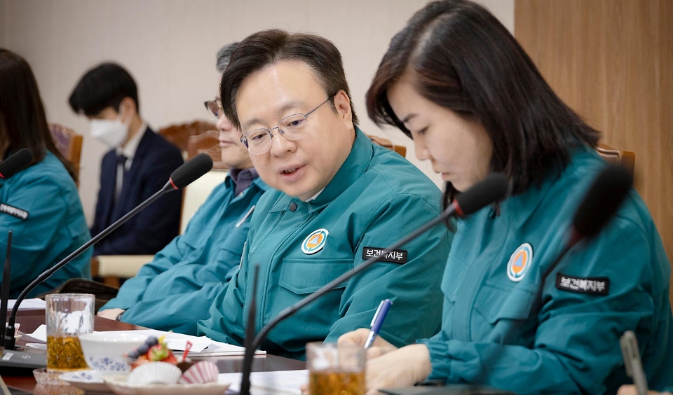 조규홍 보건복지부 장관이 7일 전북 전주시 전북대학교병원을 방문해 전공의 집단행동에 따른 비상진료체계 운영 현황을 보고받고 있다.